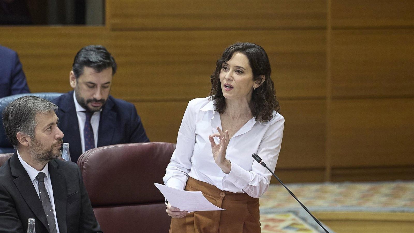 Ayuso respalda a Feijóo y pide el regreso del Rey Juan Carlos tras la desclasificación del 23-F