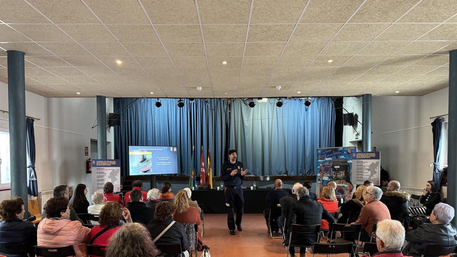 Los Bomberos de la Comunidad llevan la prevención de incendios a mayores de zonas rurales