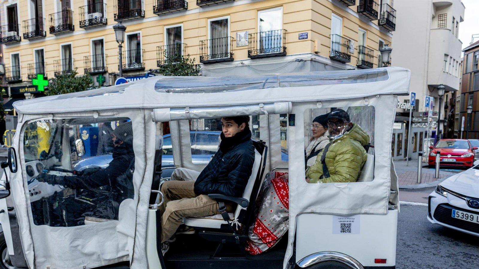 El Comité de Transporte pide al Ayuntamiento regular los tuk-tuk para frenar la competencia desleal