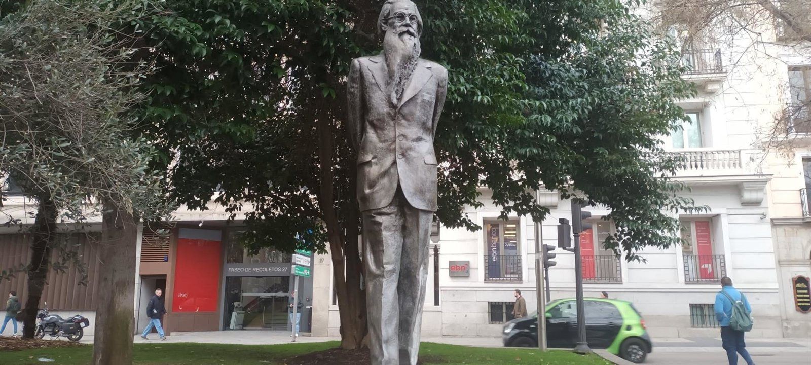 ‘Luces de bohemia’ ilumina Madrid cien años después: el esperpento de Valle-Inclán revive en el Teatro Español