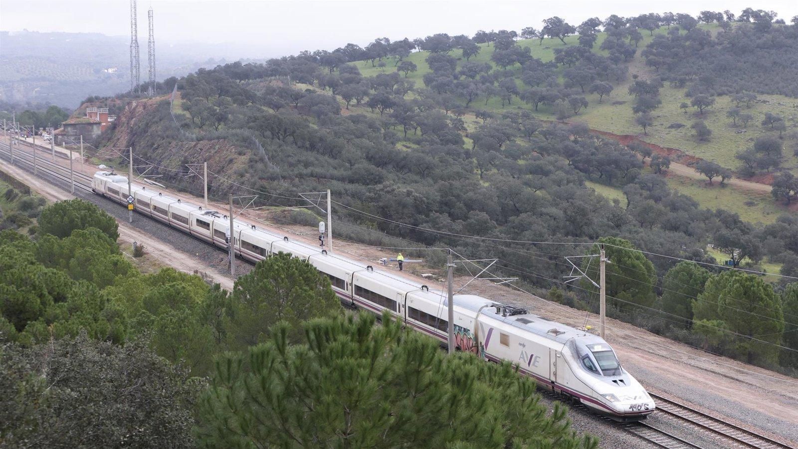 La reapertura del AVE Madrid-Andalucía arranca con retrasos de hasta hora y media