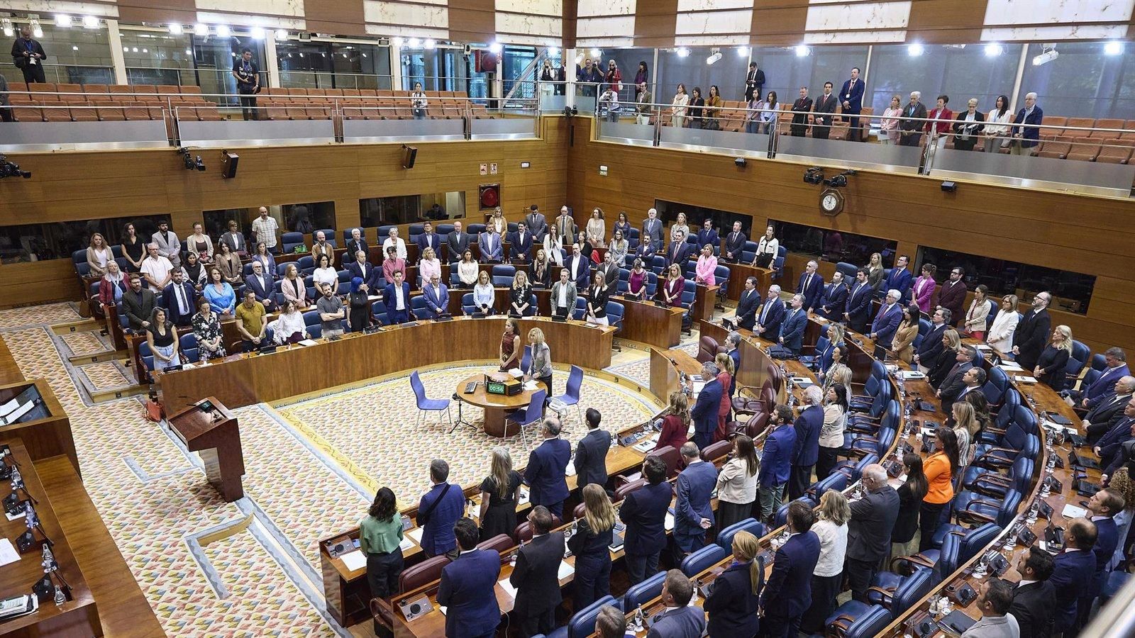 Minuto de silencio por los fallecidos en el accidente de Adamuz en la Asamblea de Madrid