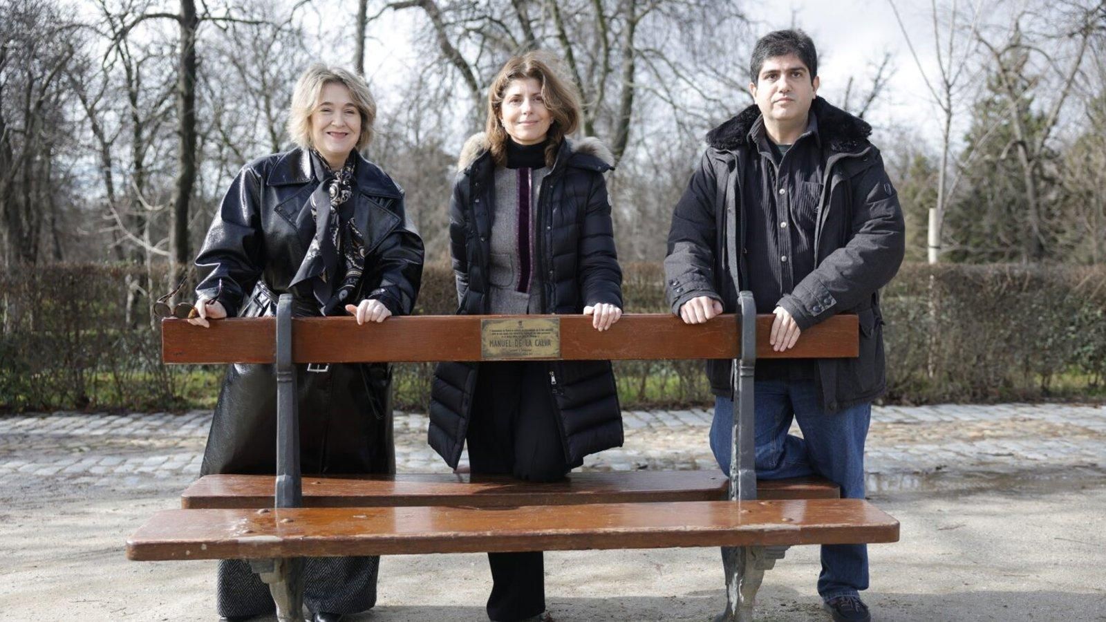 Madrid instala placas en el parque de El Retiro para recordar a ocho referentes de la cultura y la comunicación fallecidos en 2025