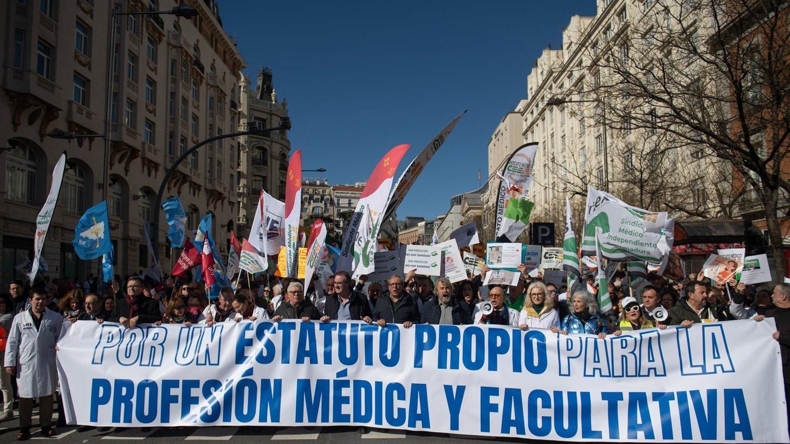 Los médicos madrileños llevan su huelga a un centro de salud para exigir un Estatuto Marco propio