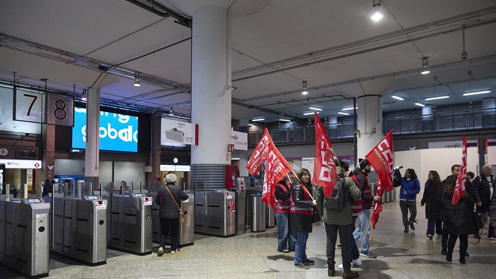 El Ministerio de Transportes y sindicatos llegan a un acuerdo para desconvocar la huelga de trenes