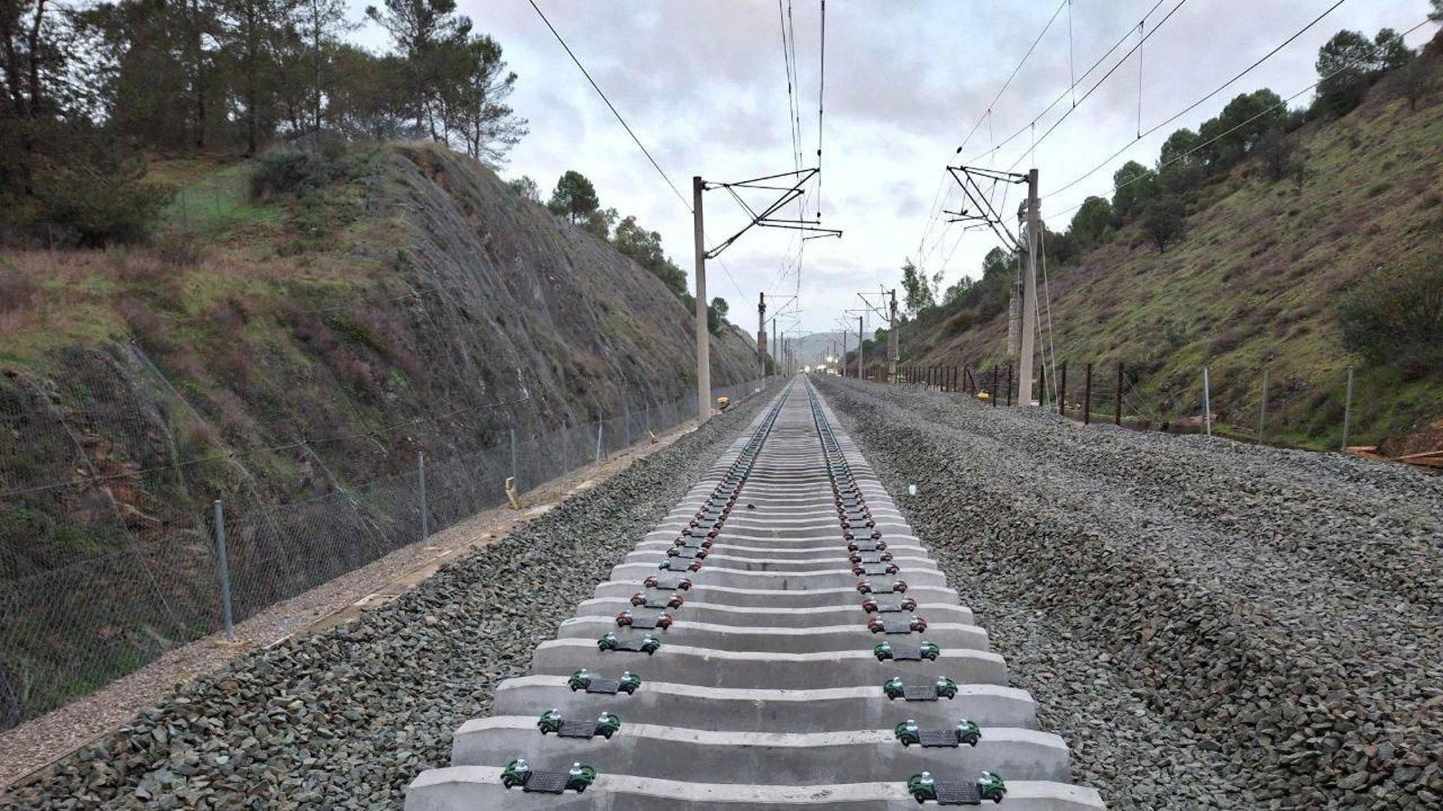 La alta velocidad Madrid-Sevilla vuelve a operar tras el siniestro de Adamuz