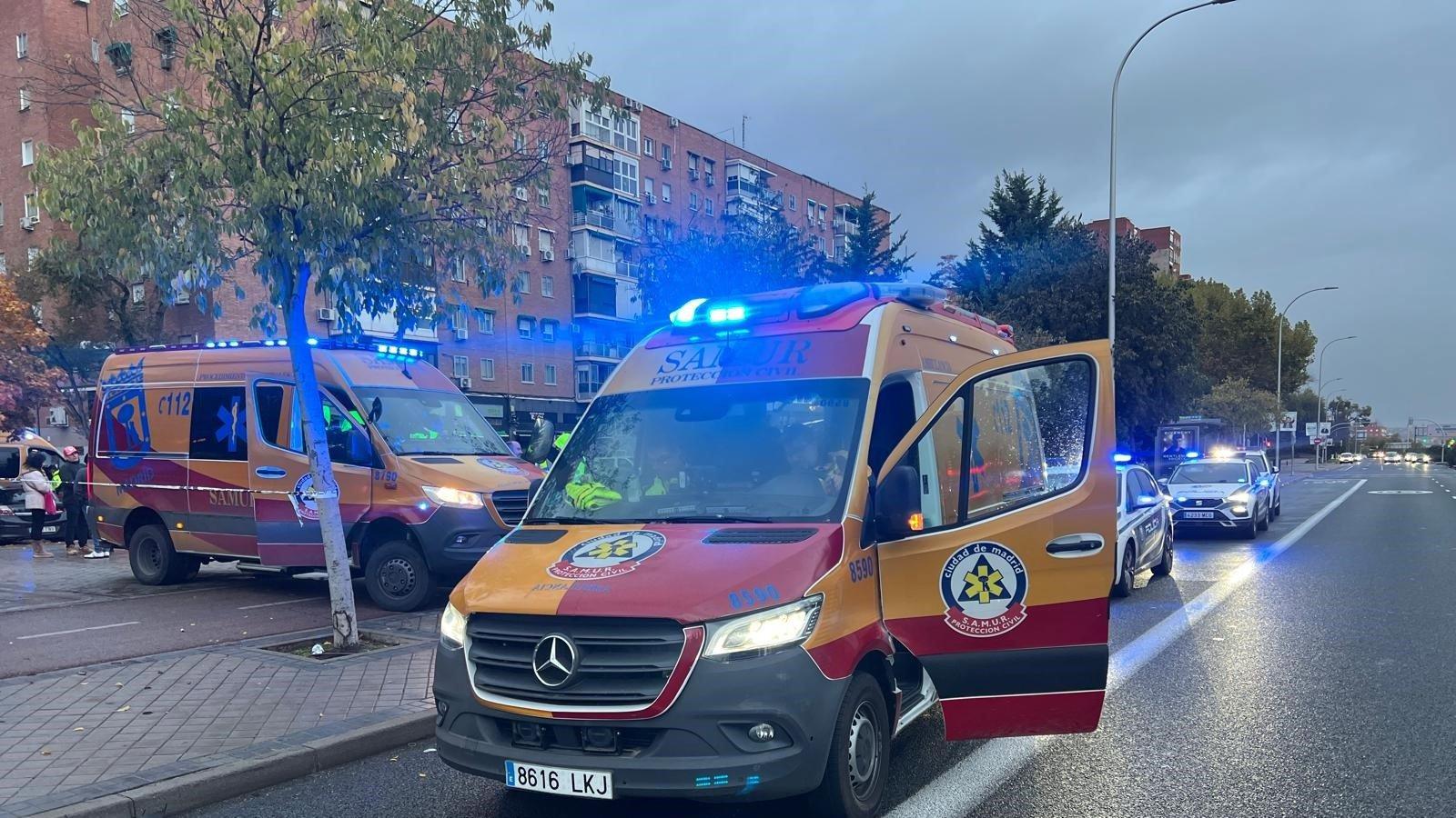 Un repartidor de comida, herido grave tras caer con su moto en Moratalaz