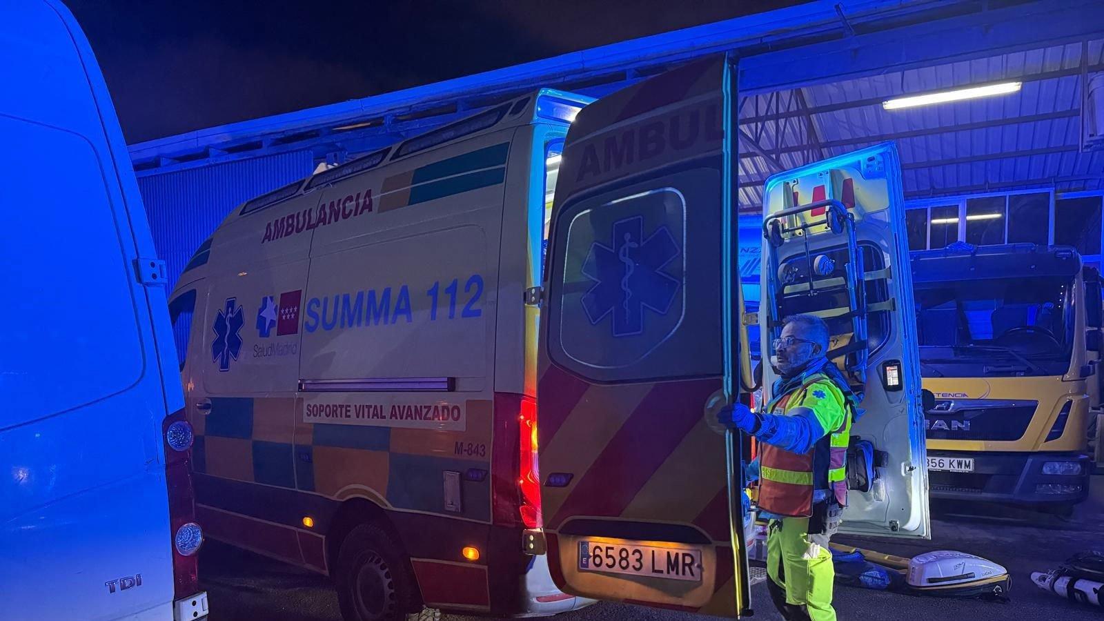 Un trabajador en estado crítico tras caerle un coche en un taller de Leganés