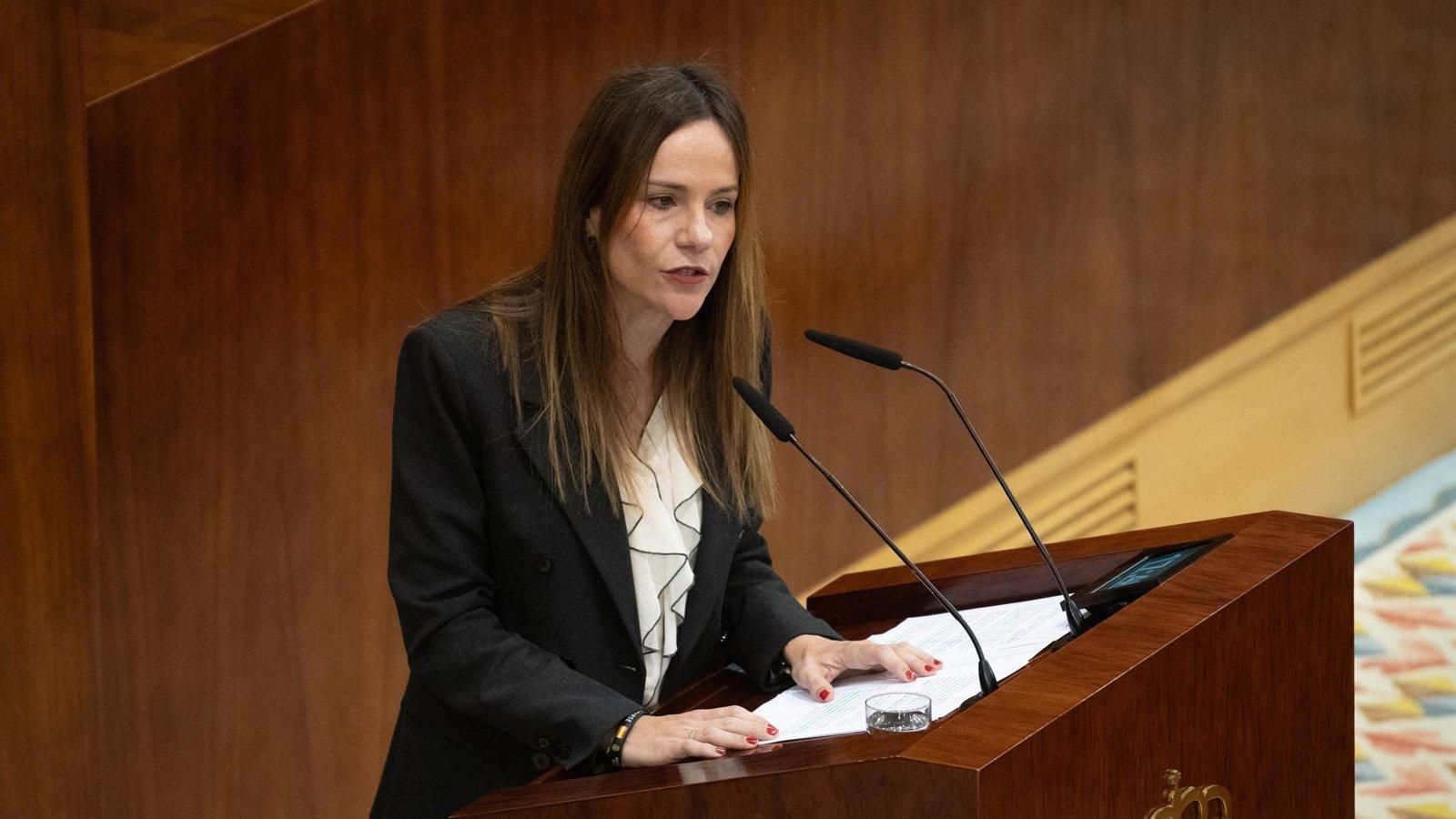 Vox lleva a la Asamblea de Madrid su propuesta de “remigración” y exige repatriaciones y recortes de ayudas