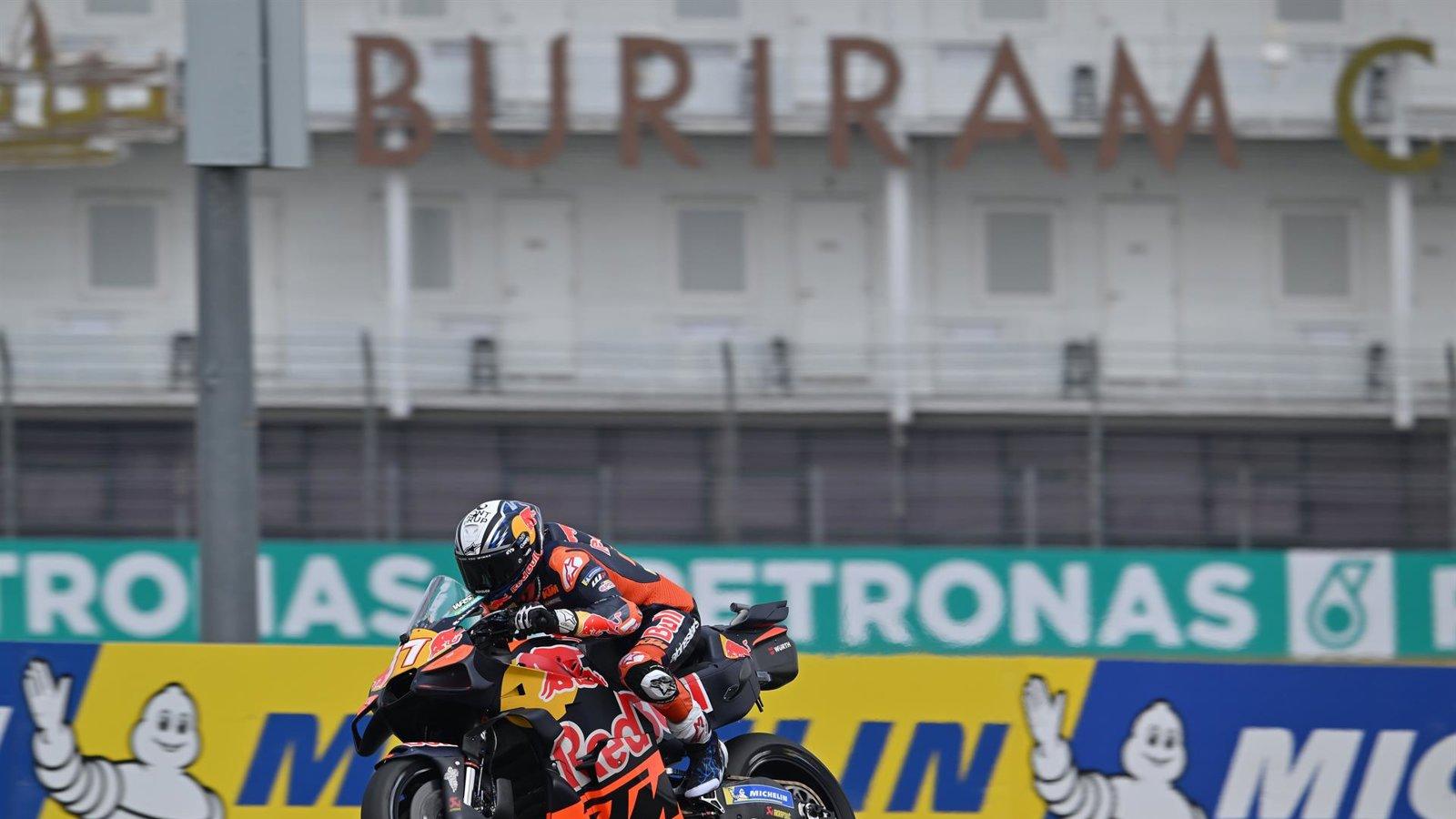 Acosta gana la esprint de Tailandia tras una sanción a Márquez en un final polémico