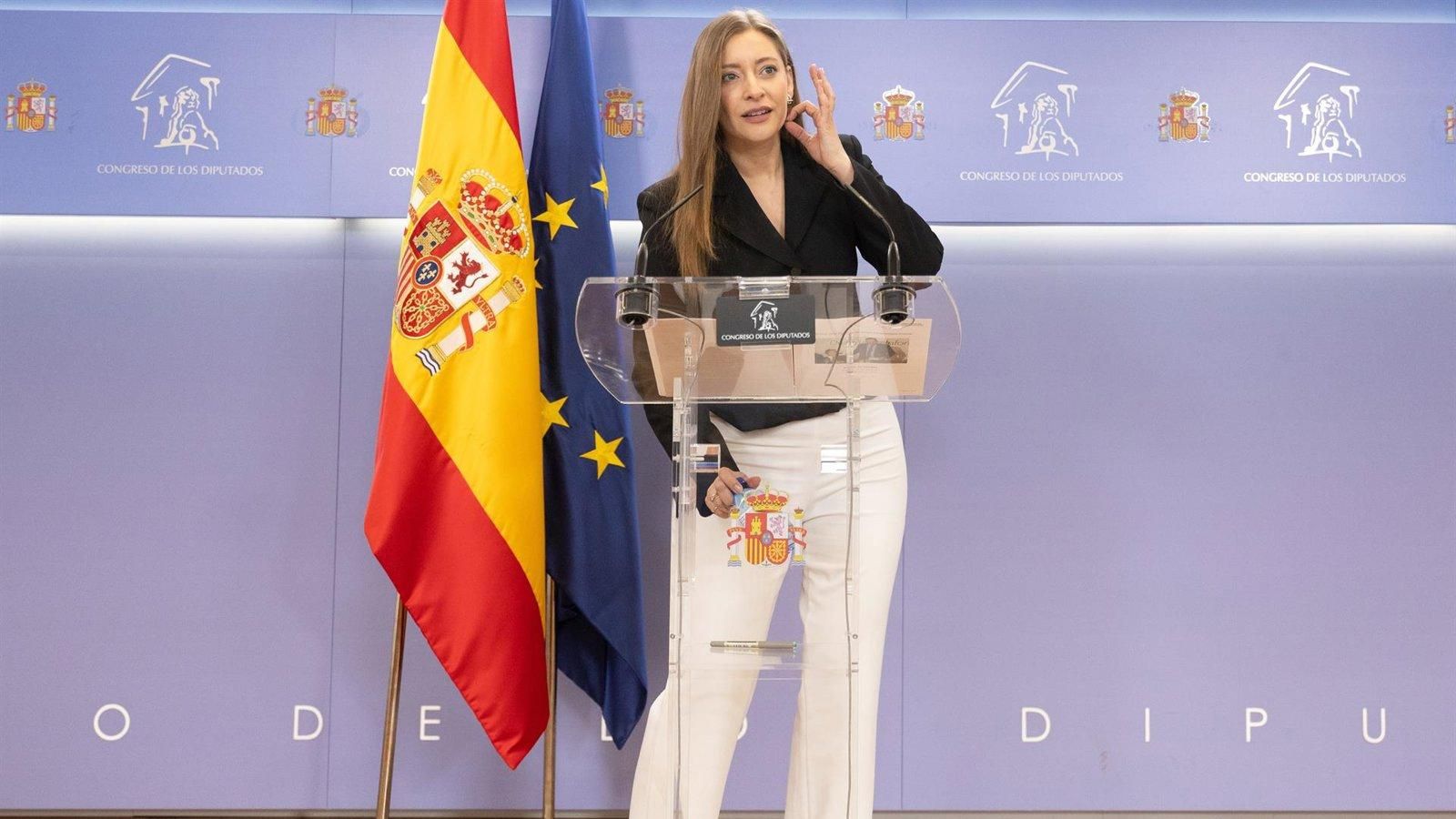 Ester Muñoz pide a Abascal que no se crea “las etiquetas de la izquierda” y defiende el decálogo del PP