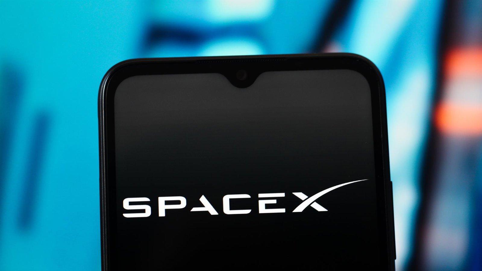 SpaceX solicita poner en órbita un millón de satélites