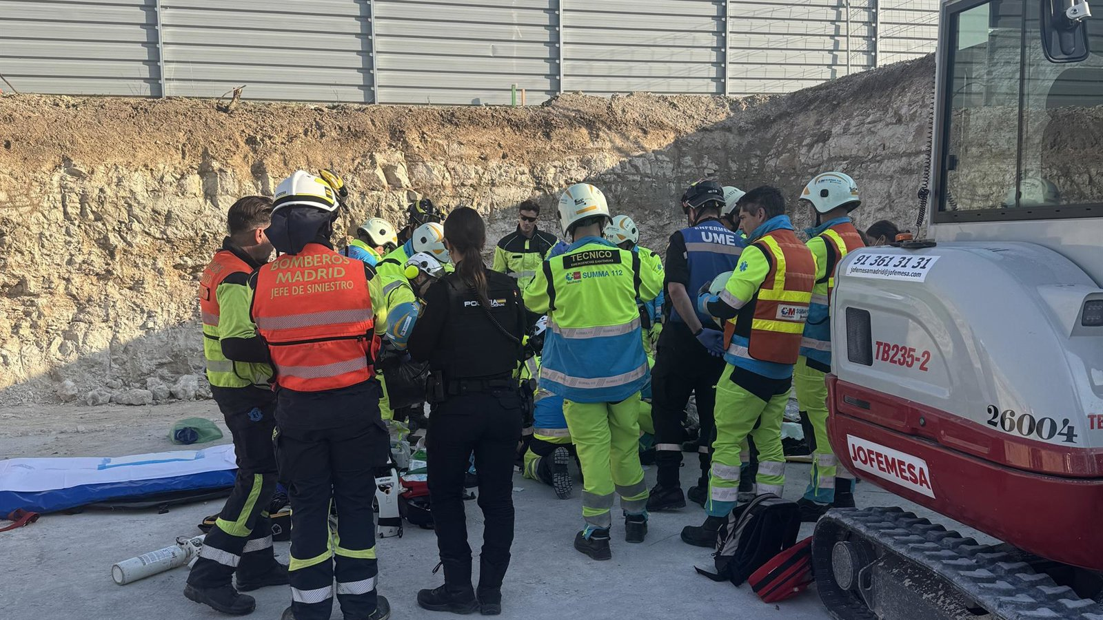 En estado grave un trabajador de 34 años tras quedar atrapado bajo una apisonadora en Vicálvaro