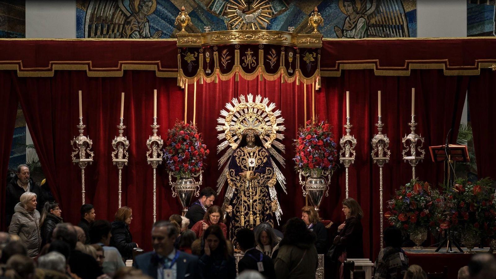 Miles de madrileños desafían la lluvia para venerar al Cristo de Medinaceli