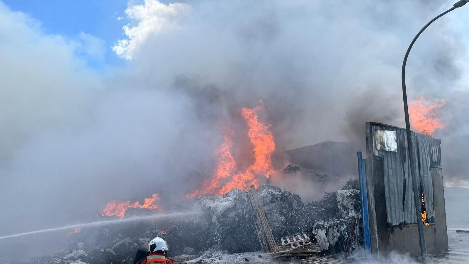 Los Bomberos evitan que un incendio en una nave de reciclaje de cartón se extienda a una gasolinera en Alcalá