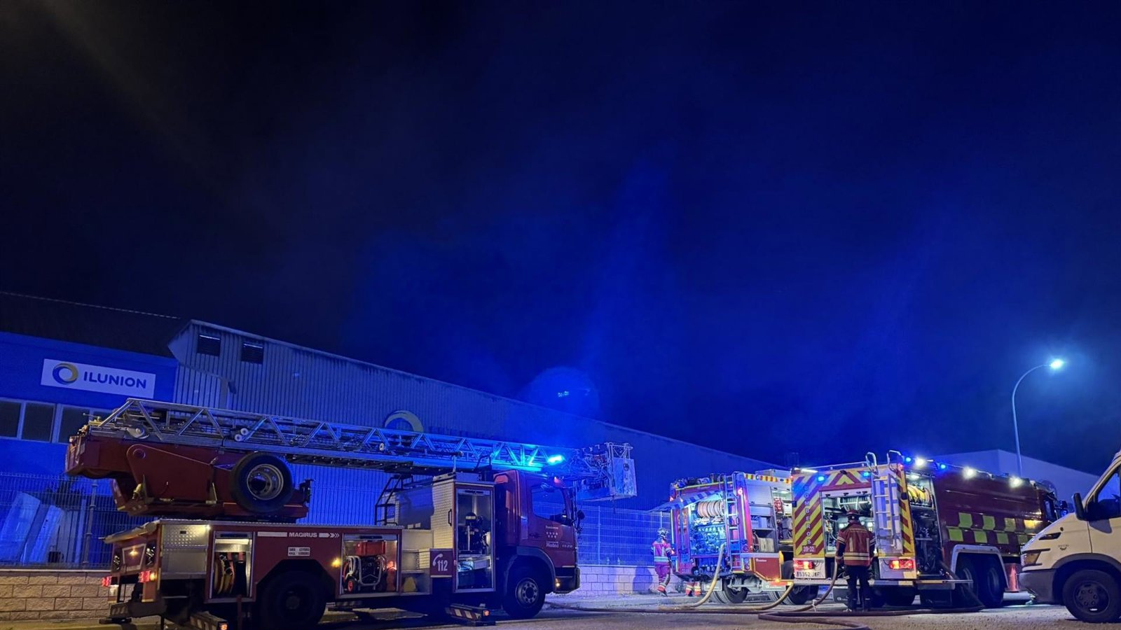 Doce dotaciones de Bomberos trabajan para extinguir un incendio en la planta de reciclaje de electrodomésticos de Campo Real, sin heridos