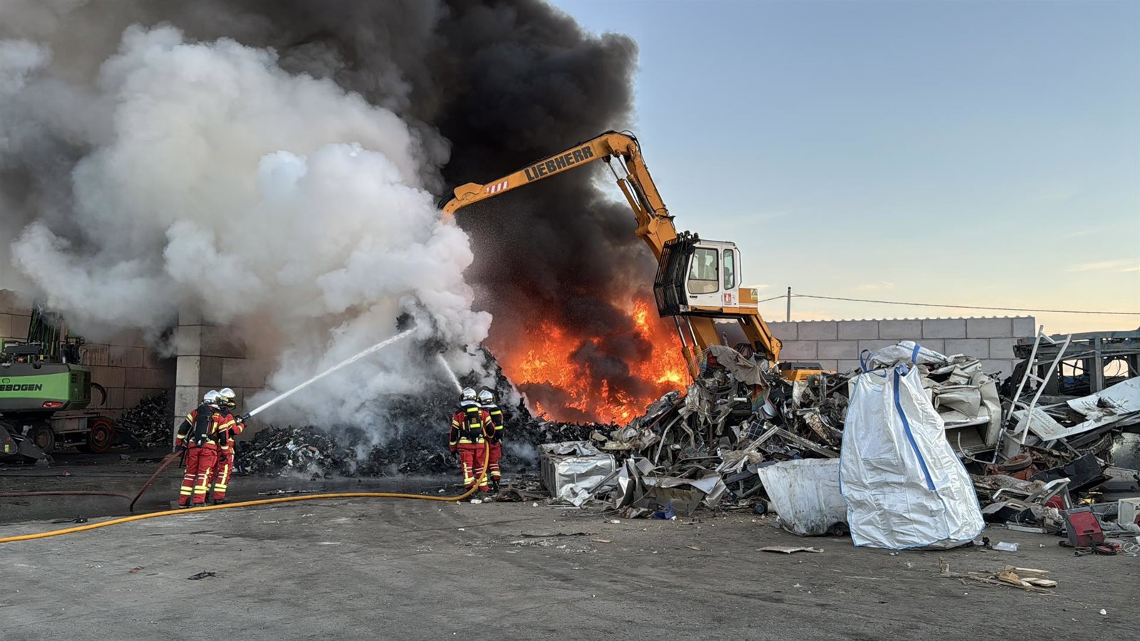 Doce dotaciones de Bomberos trabajan para controlar un incendio en una planta de reciclaje de Torrejón de Velasco, sin heridos