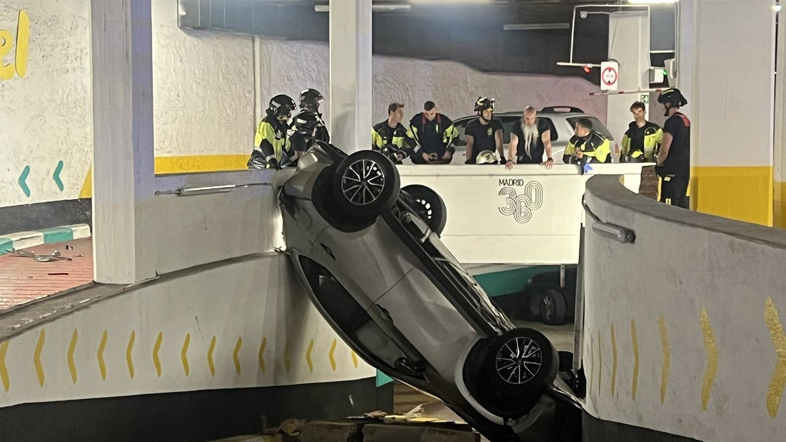 Heridas leves dos personas de 70 años tras caer su coche a una rampa del piso inferior del parking de Olavide