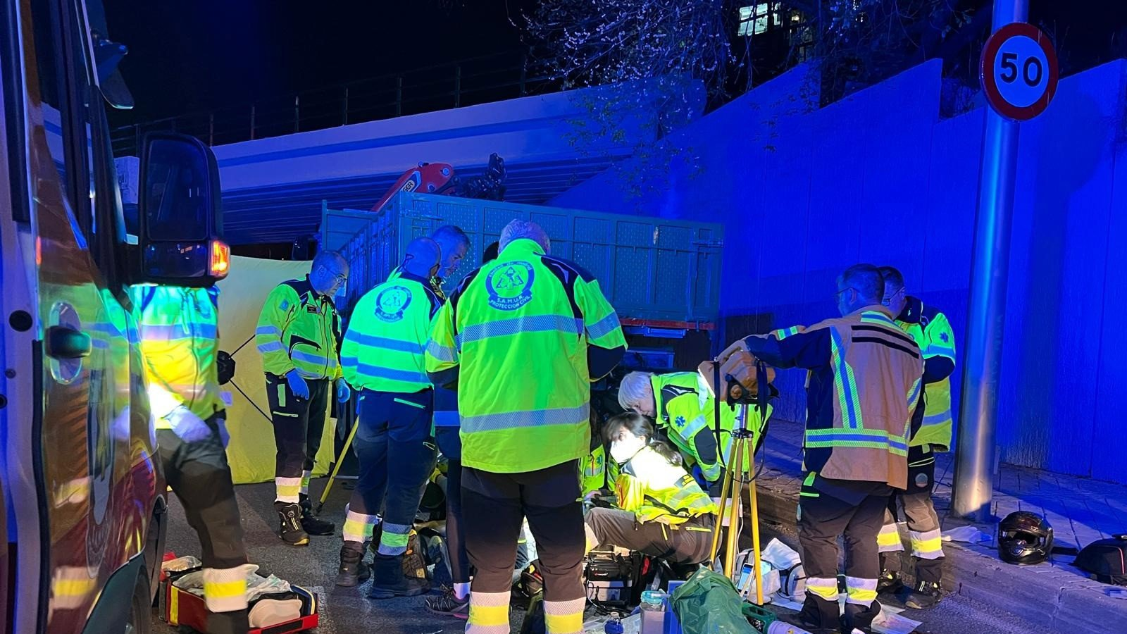 Moto de 29 años fallece tras chocar contra camión estacionado en Arganzuela