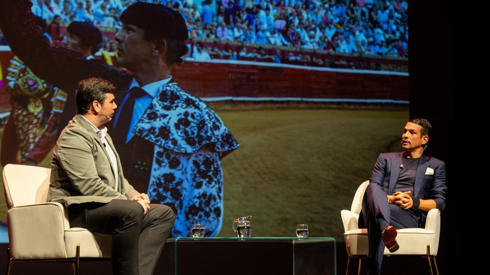 Pozuelo.- José María Manzanares reúne en Teatro MIRA a cientos de aficionados en una nueva edición de Diálogos Taurinos