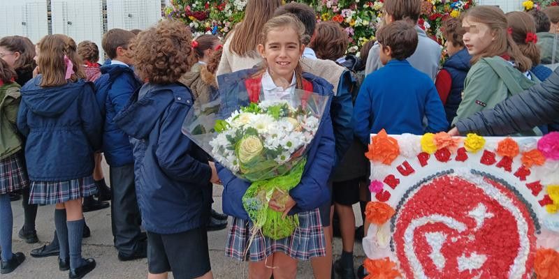 10.000 escolares participan en la tradicional ofrenda floral a la Almudena