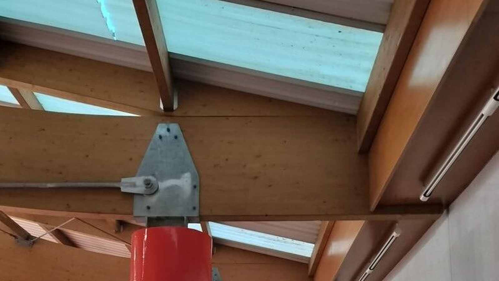 El PSOE de Tres Cantos exige medidas urgentes por el abandono del polideportivo La Luz