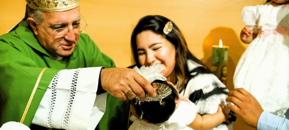 El obispo de Getafe bautiza a 17 niños rescatados del aborto