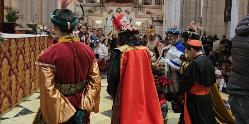 La Catedral de la Almudena recibe a los Reyes Magos en una jornada llena de ilusión