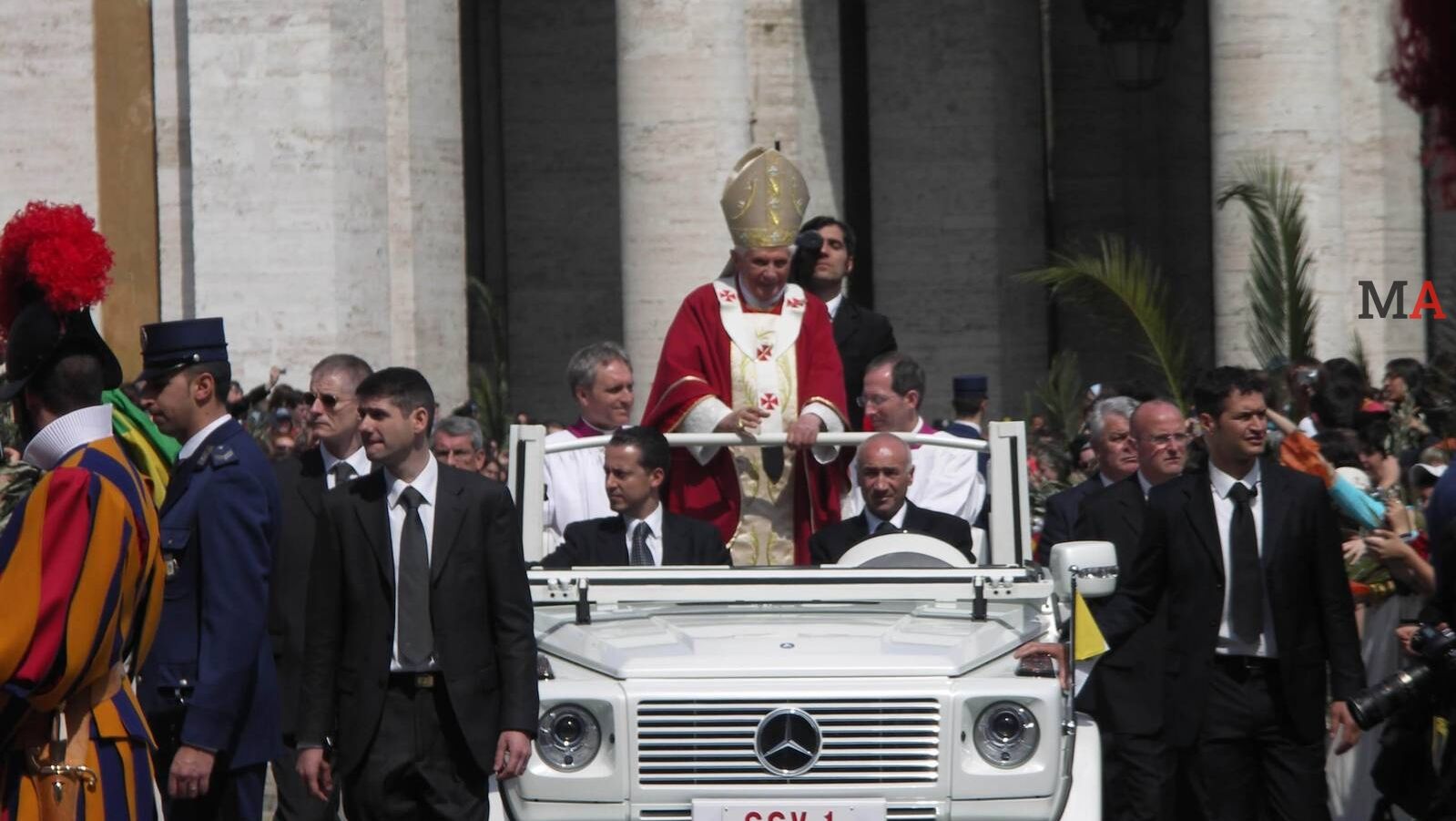 Martínez-Almeida envía telegramas de condolencias a la Nunciatura y al cardenal Osoro por la muerte de Benedicto XVI
