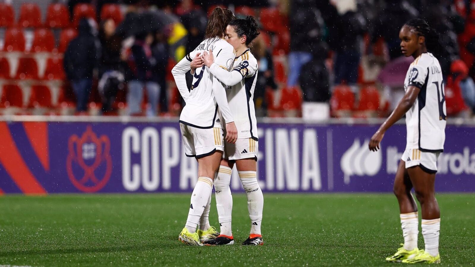 El Real Madrid se escapa en la segunda plaza de la Liga F y el Barça vuelve a la senda de la victoria