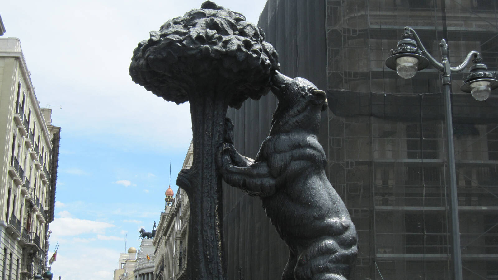 Historia de la estatua del oso y el madroño en Madrid