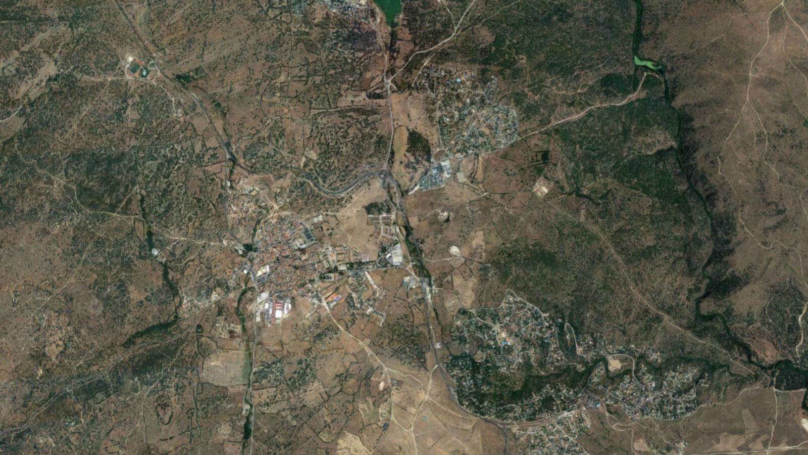 Extinguen un incendio declarado en un depósito de vehículos en Valdemorillo