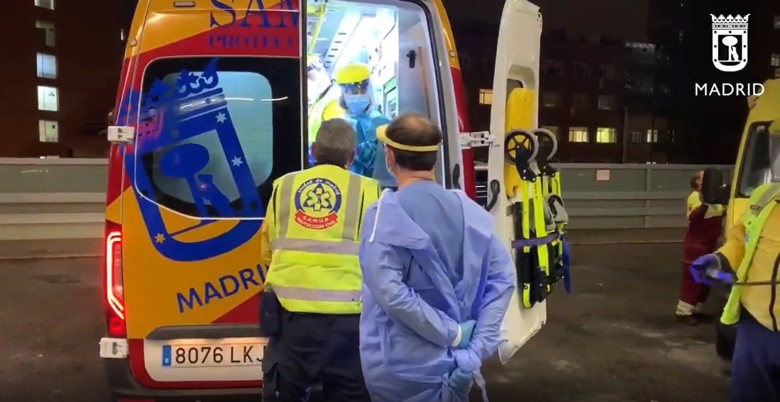  Los bomberos trabajan en la extinción de un incendio de una vivienda en Becerril de la Sierra