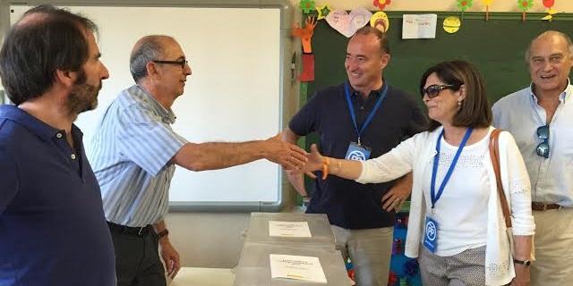 Paloma Adrados visita los colegios electorales de Pozuelo